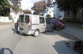 Polizeiinspektion Northeim: POL-NOM: Betrunkene Autofahrerin fährt vor der Polizeiwache in zwei geparkte Pkw