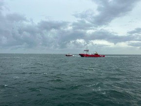 FW Bremerhaven: Schiffsbrandbekämpfungsübung auf der Nordsee