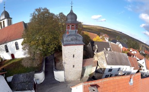 REKORD-INSTITUT für DEUTSCHLAND: Neuer RID-Weltrekord: der neue »schiefste Turm der Welt« (Neigung: 5,4277°) steht in Gau-Weinheim.