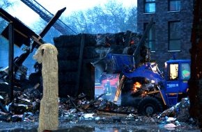 Feuerwehr Essen: FW-E: Feuer auf Zeche Zollverein, "Haus auf Zeit" ein Raub der Flammen, Fortschreibung
