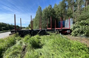 Autobahnpolizeiinspektion: API-TH: Holz-Laster rauscht in Böschung