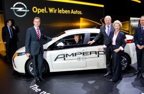 Opel Automobile GmbH: Bundeskanzlerin im Opel Ampera / Angela Merkel im Gespräch mit Karl-Friedrich Stracke am Opel-Stand auf der IAA (mit Bild)