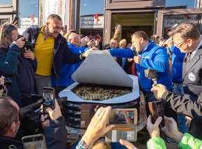 Fischsommelier erzielt im Kaiserbad Heringsdorf auf Usedom RID-Weltrekord mit »größter Fischkonservendose« der Welt