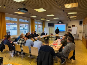 FW Weinheim: F&uuml;hrungsseminar der Weinheimer Feuerwehr - F&uuml;hrung trainieren, Zusammenarbeit st&auml;rken