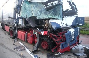Polizeiinspektion Hildesheim: POL-HI: Zwei LKW verursachen schweren Verkehrsunfall mit hohem Sachschaden