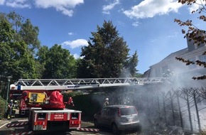 Freiwillige Feuerwehr Celle: FW Celle: 20 Meter Hecke in Vollbrand - Feuer greift auf Haus, PKW und Baum über!