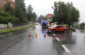 Kreispolizeibehörde Höxter: POL-HX: Zusammenstoß zwischen Pkw und Motorrad, zwei Personen werden verletzt