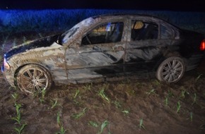 Kreispolizeibehörde Herford: POL-HF: Auto überschlägt sich und landet im Feld - Fahrer verletzt sich leicht