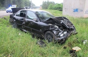 Polizeidirektion Kaiserslautern: POL-PDKL: Schwerverletzter Pkw-Fahrer nach Vorfahrtsmissachtung