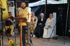 Mit Fußball, Glauben und Gemeinschaft in die neue Saison - Ökumenischer BVB-Saisoneröffnungsgottesdienst mit Prof. Dr. Aladin El-Mafaalani im Welcome-Zelt der BVB-Gründerkirche gefeiert