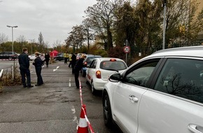 Feuerwehr Bergisch Gladbach: FW-GL: 1.124 Impfdosen in sieben Stunden - Resümee zum ersten öffentlichen Impf-Drive-In der Feuerwehr Bergisch Gladbach