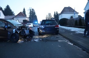 Kreispolizeibehörde Herford: POL-HF: Verkehrsunfall mit Mopedauto- Parkenden Mercedes übersehen