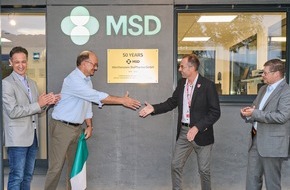 MSD Merck Sharp & Dohme AG: MSD und Gemeindepr&auml;sident feiern 50 Jahre Standort Schachen mit Jubil&auml;umstafel
