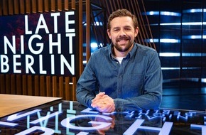 ProSieben: "Late Night Berlin" kommt zurück: Klaas Heufer-Umlauf lässt ab Dienstag auf ProSieben Annalena Baerbock, Olaf Scholz und Armin Laschet kinderleichte Fragen stellen