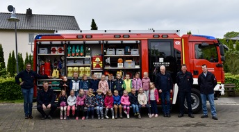 Feuerwehr Altenbeken: FW-PB: Was tun, wenn es brennt? Brandschutzerziehung im Familienzentrum und DRK Kindergarten Schwaney