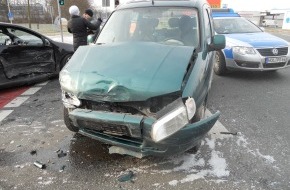 Polizeiinspektion Hameln-Pyrmont/Holzminden: POL-HOL: Unfall "Bültekreuzung": Zusammenstoß fordert zwei Leichtverletzte - 20.000, -- EUR Sachschaden -