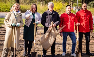 Bauhaus AG: BAUHAUS pflanzt Waldinsel am Campus Bergedorf