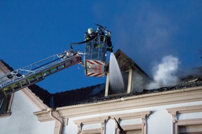 FW Menden: Feuerwehr Menden rettet 12 Personen bei Wohnungsbrand