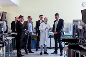 Der Staatssekretär im Ministerium für Arbeit, Gesundheit und Soziales des Landes Nordrhein-Westfalen, Matthias Heidmeier, besuchte den DRK-Blutspendedienst West in Hagen.