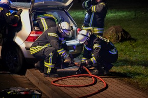 FW LK Neunkirchen: Drei Verletzte bei Unfall - Feuerwehr rettet Schwerverletzte aus Wrack