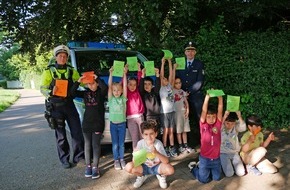 Polizei Hagen: POL-HA: Daumen hoch oder Daumen runter? - Schulkinder und Polizei verteilen Dank- und Denkzettel