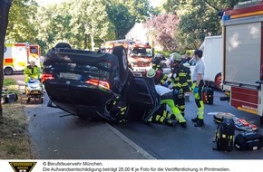 Feuerwehr München: FW-M: BMW landet auf dem Dach (Bogenhausen)