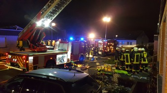 Feuerwehr der Stadt Arnsberg: FW-AR: Feuerwehr unterbindet Übergreifen des Feuers auf Nachbarhaus:
Aufmerksamer Nachbar alarmiert Wehr noch rechtzeitig