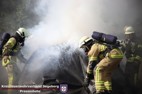 FW-SE: Landrat Jan Peter Schröder übergibt 117 Löschdecken an die Freiwilligen Feuerwehren im Kreis Segeberg