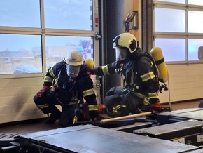 FW-AUR: Feuerwehren und THW gemeinsam bei &Uuml;bung gefordert