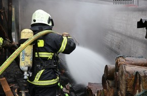Feuerwehr Iserlohn: FW-MK: Anbau in Vollbrand. Übergreifen auf Wohnhaus verhindert.
