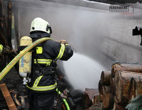 FW-MK: Anbau in Vollbrand. Übergreifen auf Wohnhaus verhindert.