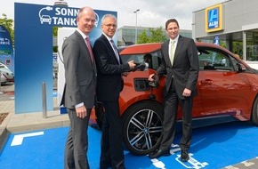 innogy eMobility Solutions: Günstig einkaufen - kostenlos Strom tanken / ALDI SÜD nimmt in Frankfurt am Main kostenfreie Schnellladesäulen für Elektrofahrzeuge in Betrieb
