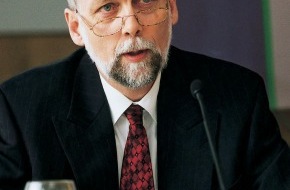 Weleda AG: WELEDA-Geschäftsleiter wird Ökomanager 2002 / Zeitschrift "Capital"
und WWF Deutschland nominieren Dr. Manfred Kohlhase von WELEDA zum
Preisträger 2002