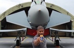 PilotsFriend GmbH: "Demolitian Man" Alistair Overeem sorgte für Aufsehen in der Festspielstadt Salzburg - BILD