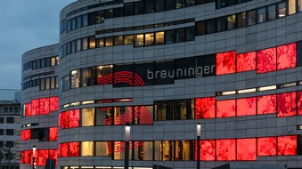 Düsseldorfer Flagship Store leuchtet in Rot / Breuninger mahnt zur Öffnung des Handels