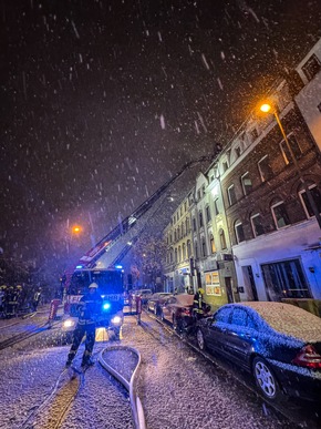 FW-NE: Feuer in einem Wohnhaus auf der Further Straße | Eine verletzte Einsatzkraft und erheblicher Sachschaden