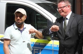 Polizei Bonn: POL-BN: Bonner Polizeipräsident Frank Hoever dankte mutigem Fahrgast