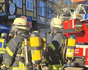 FW Celle: Starke Rauchentwicklung aus Fachwerkhaus in der Celler Altstadt - Feuer in einem Keller am ersten Weihnachtstag!