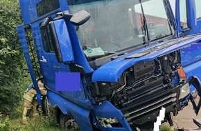 Polizeiinspektion Cuxhaven: POL-CUX: Verkehrsunfall mit Sattelzug auf der BAB27 - Fahrzeugführer leicht verletzt - Vollsperrung für mehrere Stunden