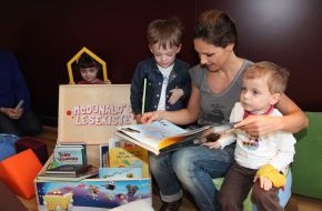 McDonald's Kinderhilfe Stiftung: Nazan Eckes liest kleinen Patienten aus der McDonald's Lesekiste vor