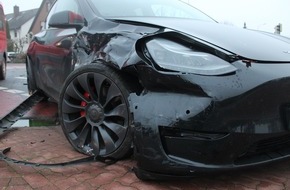 Polizei Minden-Lübbecke: POL-MI: Tesla bei Zusammenstoß schwer beschädigt