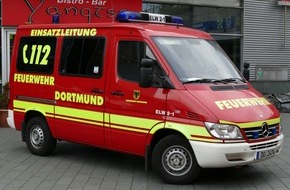 Feuerwehr Dortmund: FW-DO: 28.11.2021 - VERKEHRSUNFALL IN JUNGFERNTAL Zwei Fahrzeuginsassen aus umgekippten Kleintransporter befreit