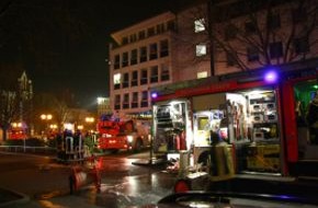 Feuerwehr Essen: FW-E: Dachstuhlbrand im GOP entpuppte sich als Containerbrand, Feuerwehr rückte zunächst mit drei Löschzügen aus