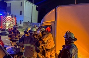 Feuerwehr Essen: FW-E: Kleintransporter stößt mit parkendem Pkw zusammen - eine Person eingeschlossen