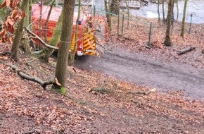 Feuerwehr Velbert: FW-Velbert: Gestürzte Hattingerin aus Wald gerettet