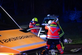 FW LK Neunkirchen: Drei Verletzte bei Unfall - Feuerwehr rettet Schwerverletzte aus Wrack