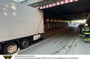 Feuerwehr München: FW-M: Lkw steckt in Unterführung (Isarvorstadt)