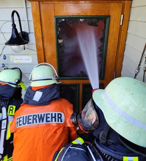 FW L&uuml;chow-Dannenberg: +++ Gro&szlig;einsatz der Feuerwehren in L&uuml;chow-Dannenberg +++ Wohnhaus aus Holz brennt am Gr&uuml;ndonnerstag vollst&auml;ndig aus +++