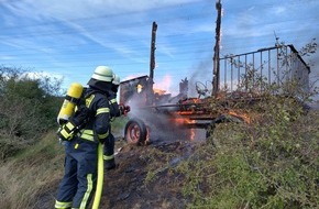 Feuerwehr Schermbeck: FW-Schermbeck: Heuanhänger stand in Flammen