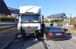 Kreispolizeibehörde Herford: POL-HF: Verkehrsunfall mit Personenschaden- Zusammenstoß im Gegenverkehr
